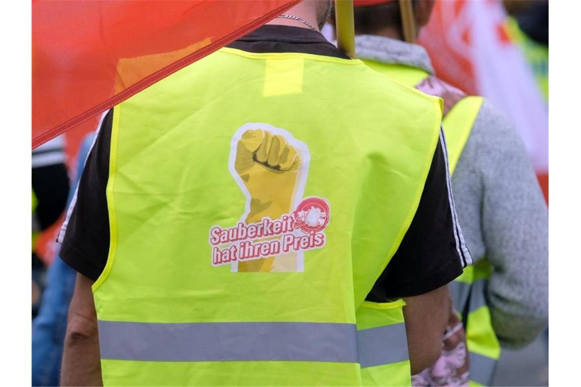 Immer noch keine Tarif-Einigung für Gebäudereiniger „Sauberkeit hat ihren Preis“: Neue Warnstreiks der Gebäudereiniger drohen. Foto: Sebastian Willnow/dpa-Zentralbild/dpa