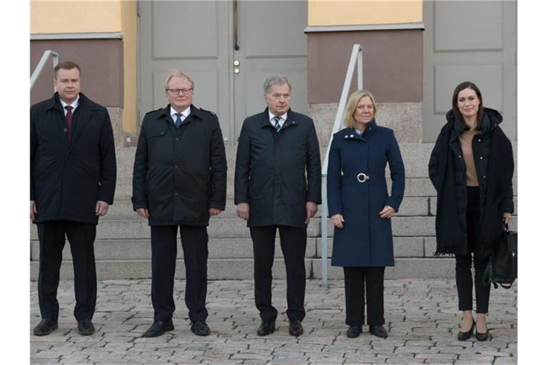 Sauli Niinistö (M), Präsident von Finnland, Sanna Marin (r), Ministerpräsidentin von Finnland, und Antti Kaikkonen (l), Verteidigungsminister von Finnland, stehen vor einem gemeinsamen Treffen mit Magdalena Andersson (2.v.r), Ministerpräsidentin von Schweden, und Peter Hultqvist (2.v.l), Verteidigungsminister von Schweden, zusammen. Foto: Mikko Stig/Lehtikuva/AP/dpa
