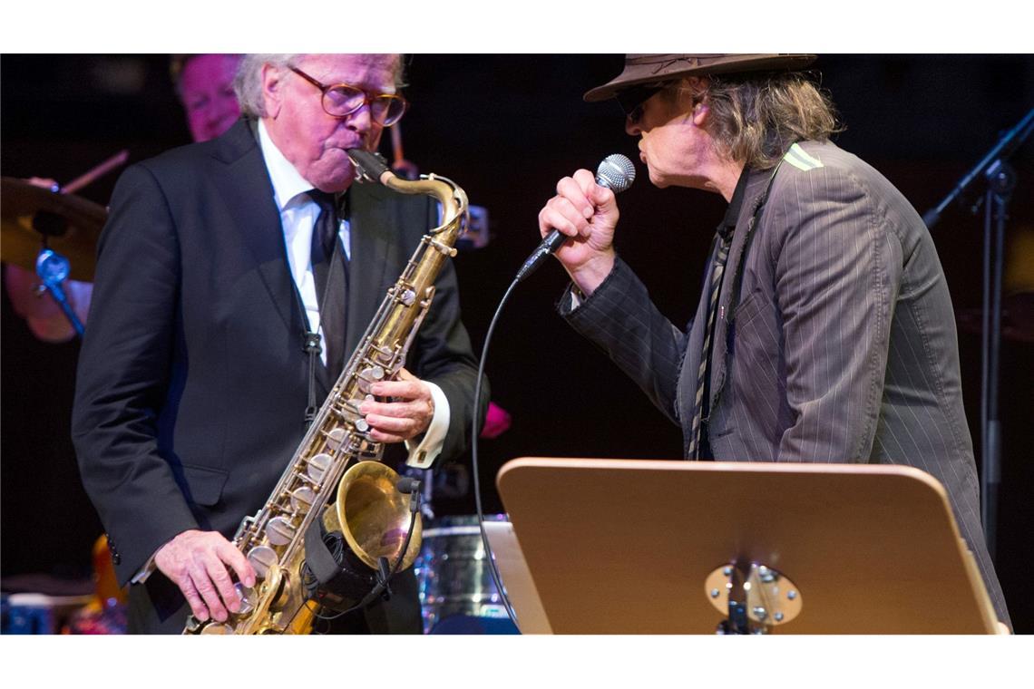 Deutschlands König des Jazz - Klaus Doldinger ist tot Saxophonist Klaus Doldinger machte auch mit Udo Lindenberg Musik - hier 2016 in Düsseldorf. (Archivbild)