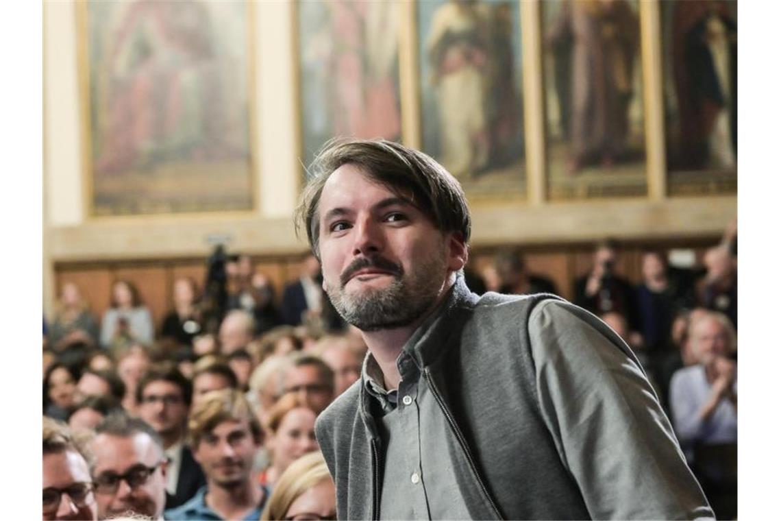 Deutscher Buchpreis für Saša Stanišic - Dankesrede mit Wut Saša Stanišic wurden von Anfang an gute Chancen eingeräumt. Foto: Andreas Arnold/dpa