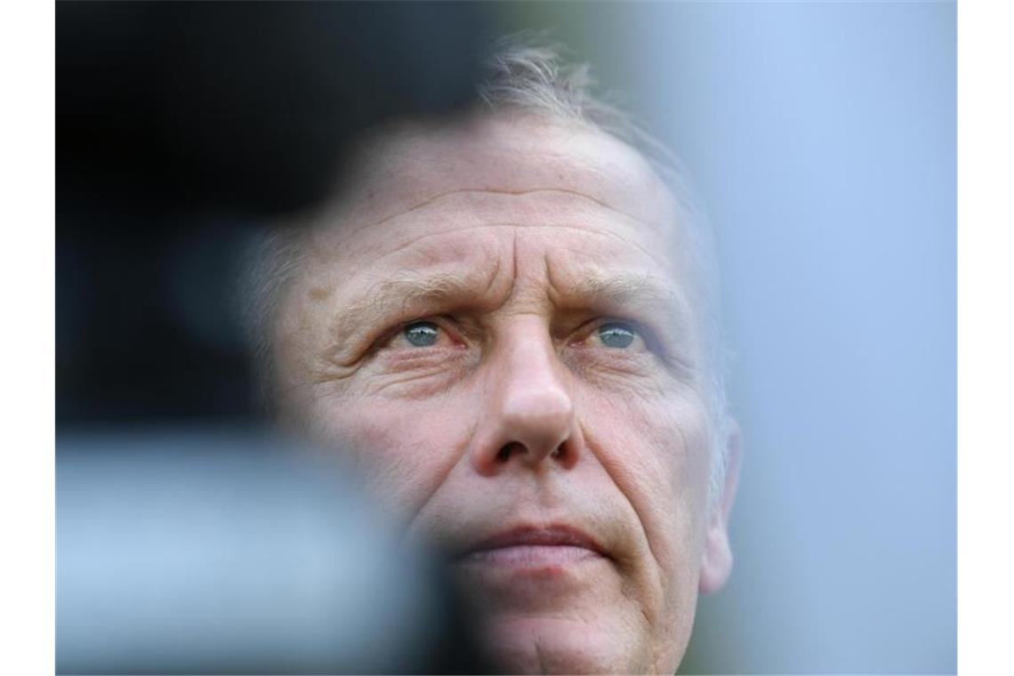 SC Freiburg früh mit Verletzungssorgen SC Freiburg Trainer Christian Streich gibt nach dem Training ein Interview. Foto: Patrick Seeger/Archivbild
