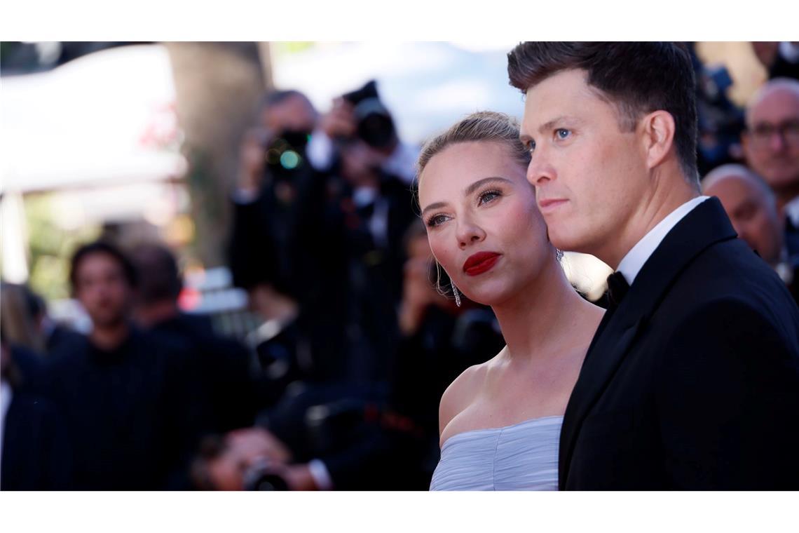 Bilder des Tages Scarlett Johansson und Colin Jost posieren für Fotografen bei der Ankunft zur Premiere des Films "Vie privée" auf dem 78. Internationalen Filmfestival in Cannes.