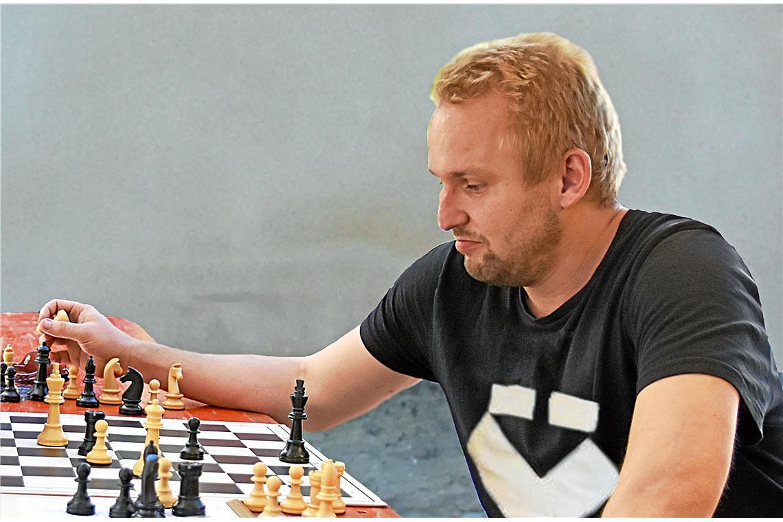 Schach-Großmeister Arik Braun beim Simultanschach an der Stiftskirche.
