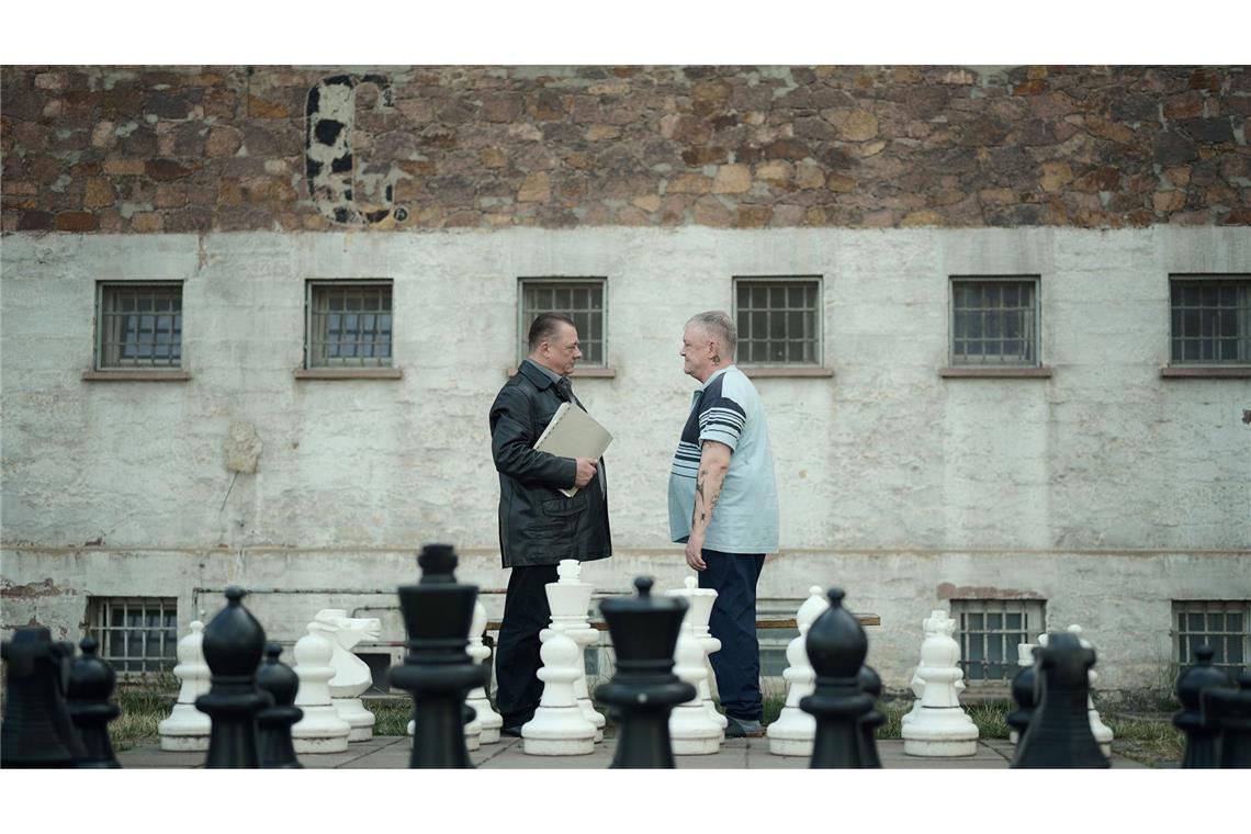 Schach! Koitzsch besucht seinen alten Freund Roman Schuster (Thomas Lawinky) im Gefängnis „Roten Ochsen“.