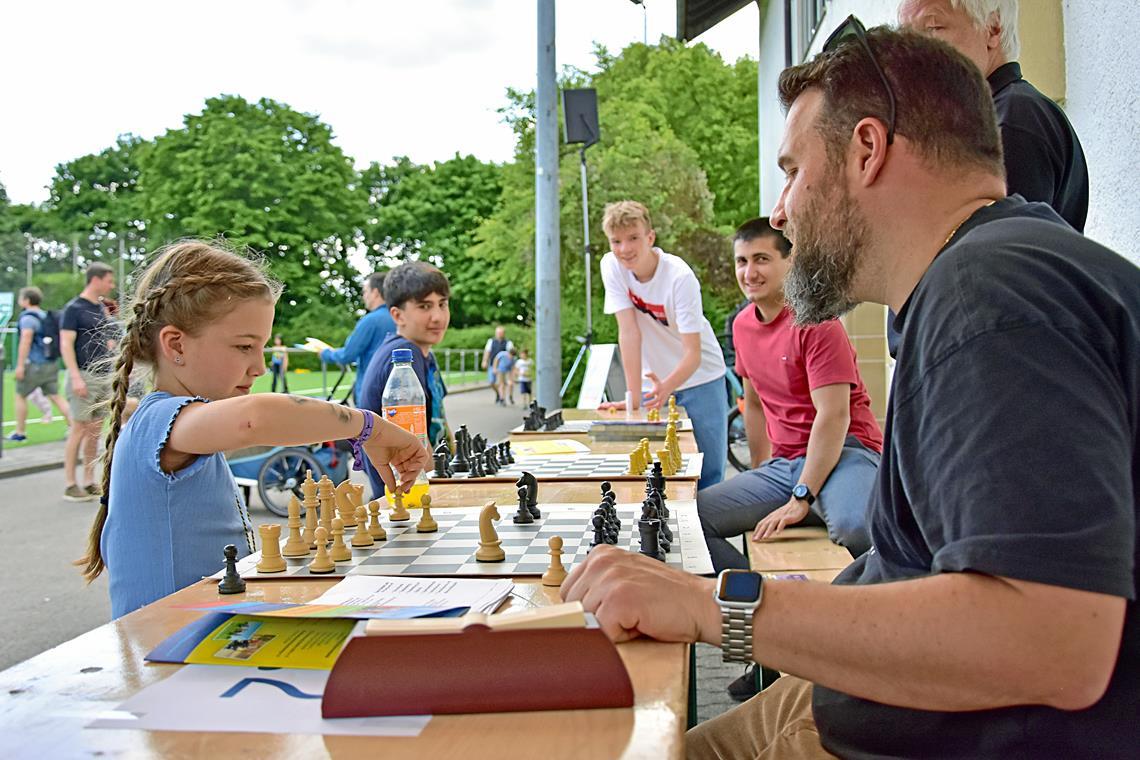 Bei der Kindersportmesse für einen Tag Judoka und Bogenschütze sein Schach spielen ist bei der Messe bei Kindern jeden Alters sehr beliebt. Tipps liefern die Experten vom Schachverein Backnang.