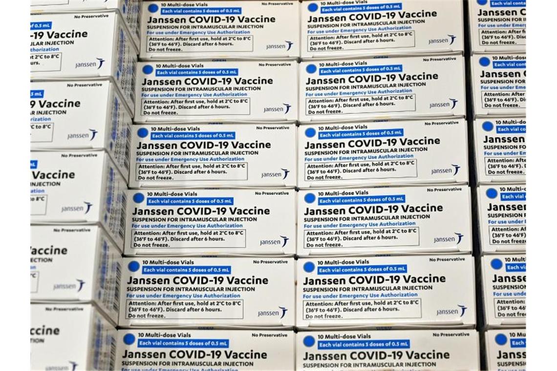 Schachteln des Impfstoffs von der Johnson & Johnson-Tochter Janssen COVID-19 liegen nebeneinander. Foto: Timothy D. Easley/Pool AP/dpa