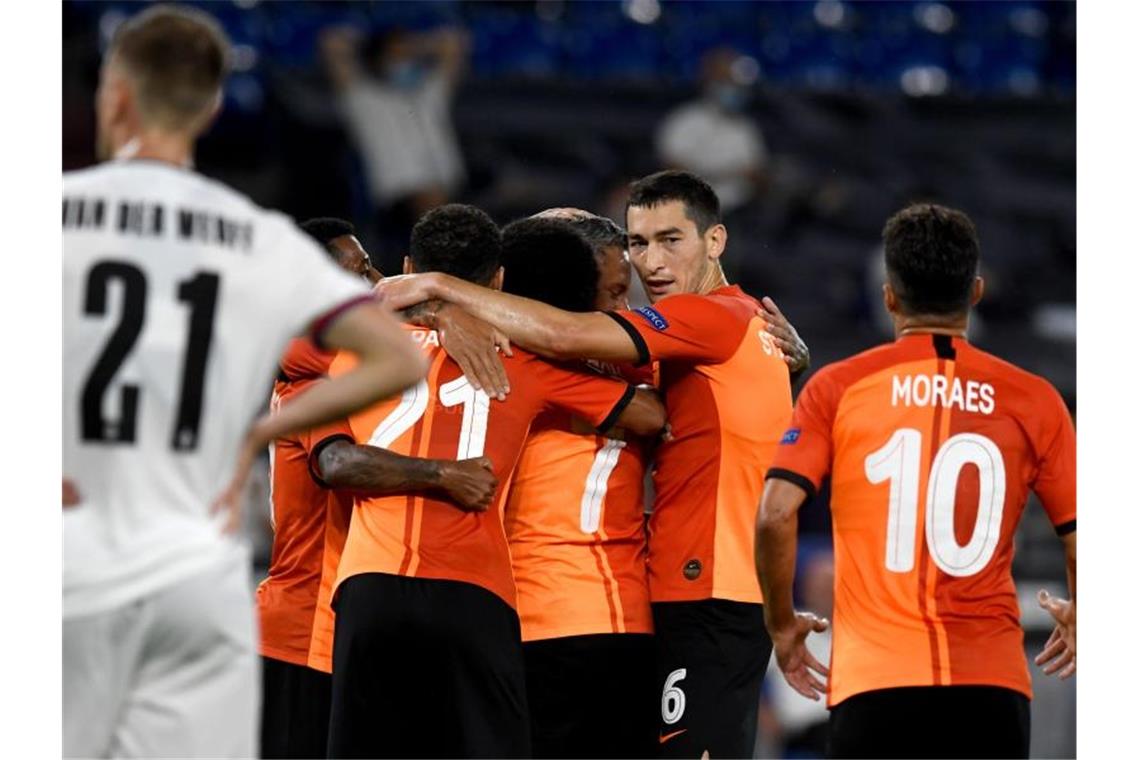 Donezk und Sevilla stehen im Halbfinale in NRW Schachtjor Donezk machte auf Schalke gegen den FC Basel den Halbfinal-Einzug perfekt. Foto: Bernd Thissen/dpa