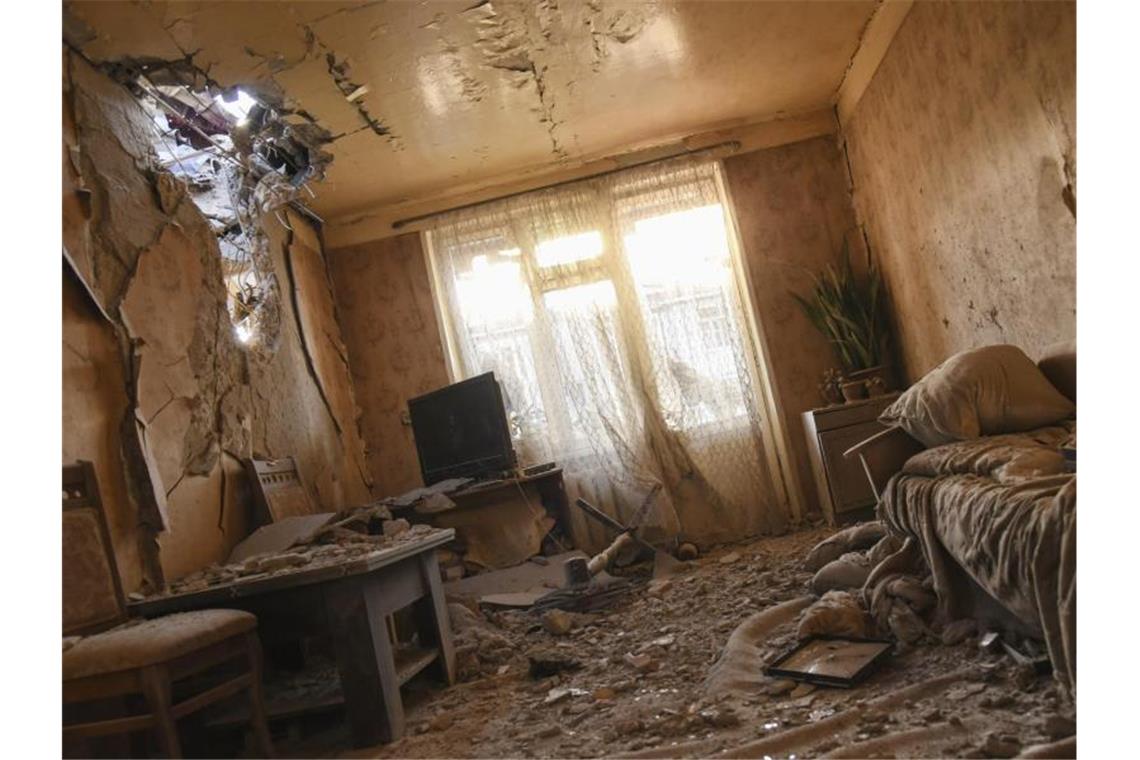 Schaden in einer Wohnung eines Wohngebietes in Stepanakert nach Beschuss. Der seit Jahrzehnten dauernde Konflikt zwischen den beiden ehemaligen Sowjetrepubliken war vor einer Woche wieder aufgeflammt. Foto: David Ghahramanyan/NKR InfoCenter PAN Photo/AP/dpa