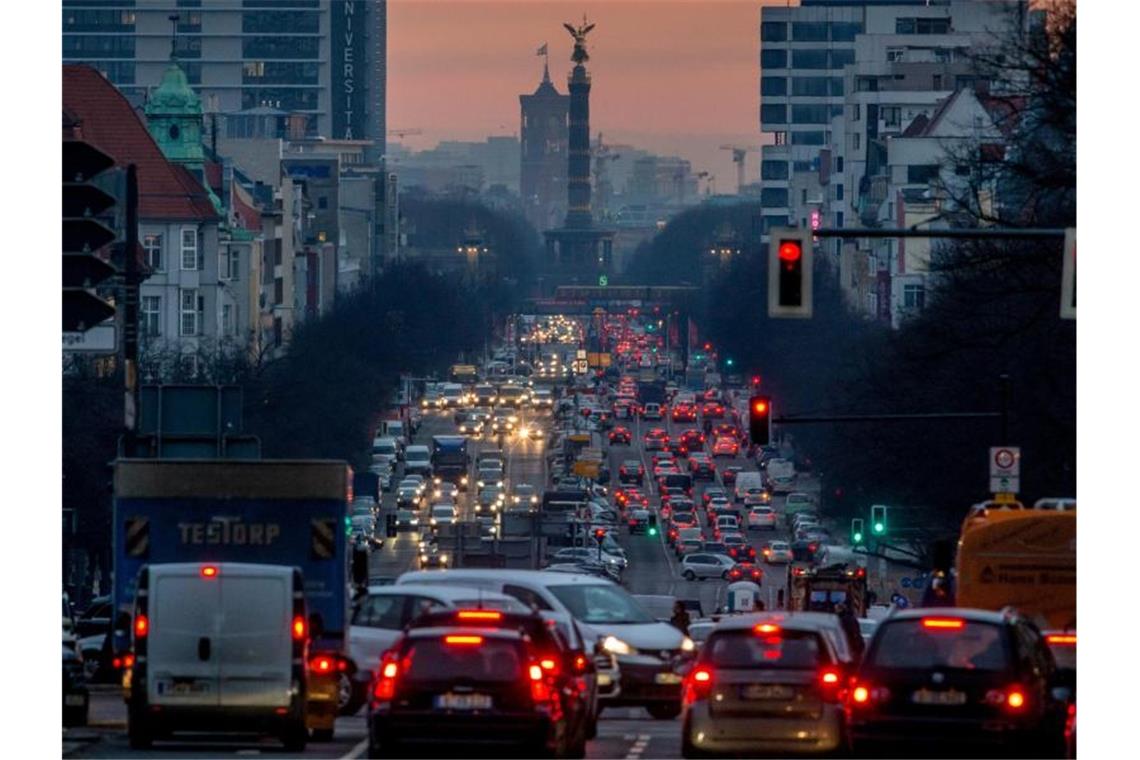 „Liebe auf den zweiten Blick“: Groko verteidigt Klima-Pläne Schadstoffstark: Morgendlicher Berufsverkehr auf dem Kaiserdamm in Berlin. Foto: Michael Kappeler/dpa