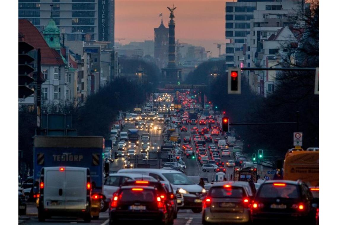 Schadstoffstark: Morgendlicher Berufsverkehr auf dem Kaiserdamm in Berlin. Foto: Michael Kappeler/dpa