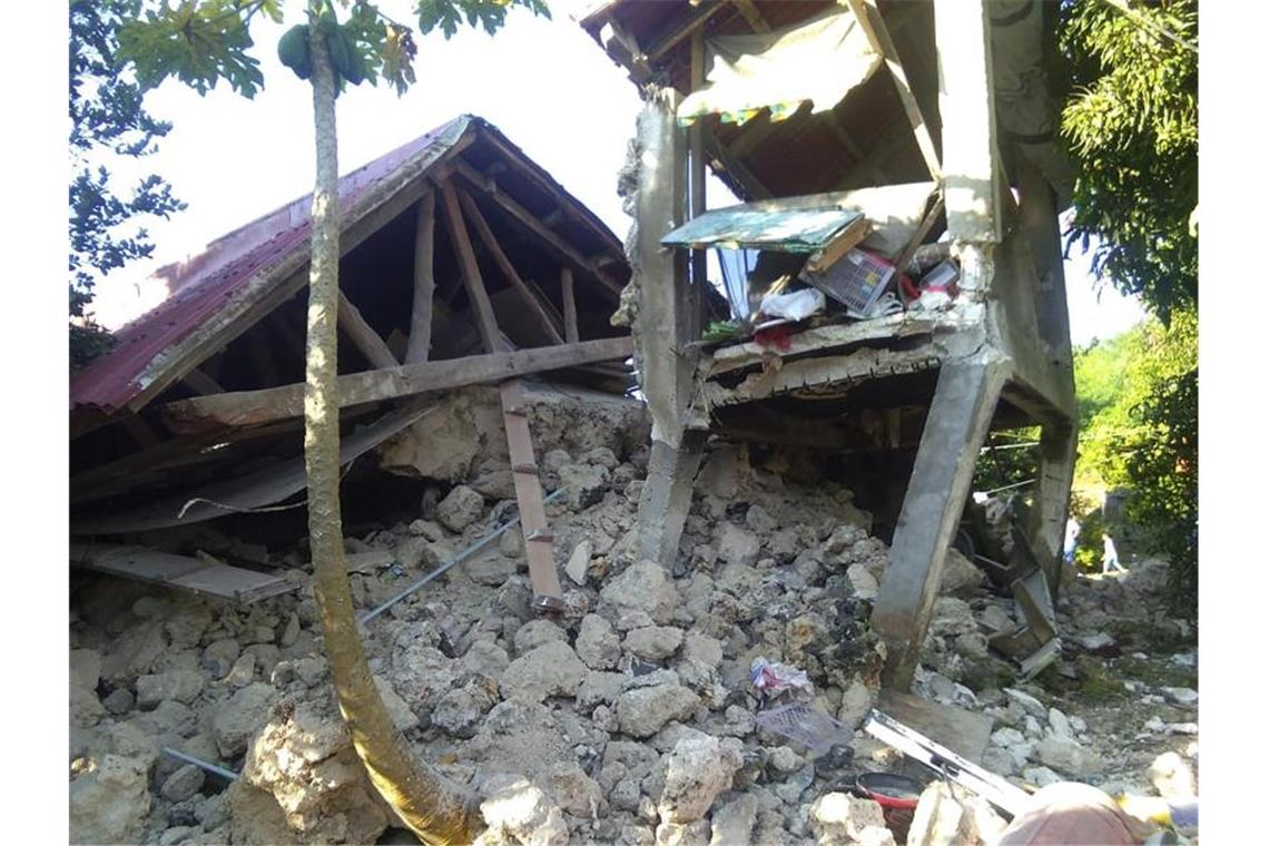Schäden an einem Haus im Ort Itbayat. Foto: Agnes Salengua Nico/AP