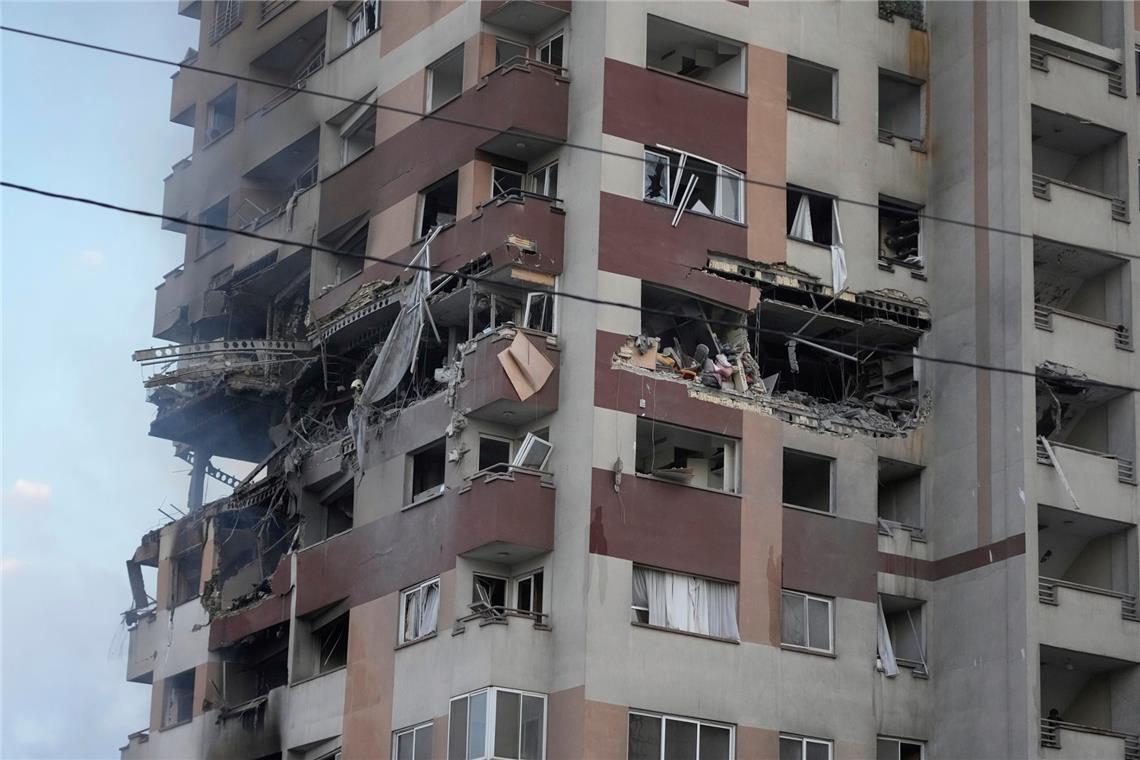 Netanjahu warnt Einwohner der Stadt Gaza: „verschwinden Sie" Schäden an einem Wohnhaus nach israelischen Angriffen in Teheran.