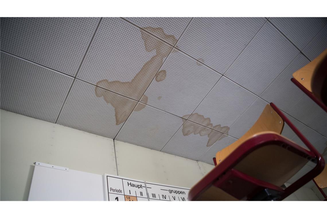 Schäden sind an der Decke eines Unterrichtsraums der Realschule Plochingen zu sehen.
