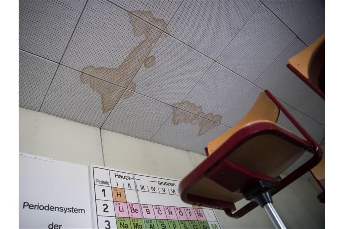 Schäden sind an der Decke eines Unterrichtsraums einer Realschule zu sehen. Foto: Marijan Murat/Archivbild