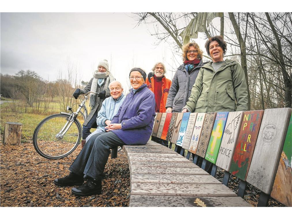 Schätzen den Platz als Ort zum Verweilen (von links): Claudia Reutter, Karl und Walburga Krimmer, Volker und Michaela Genthner und Petra Klinger an der Friedensbank zwischen Unterweissach und Unterbrüden. Fotos: A. Becher