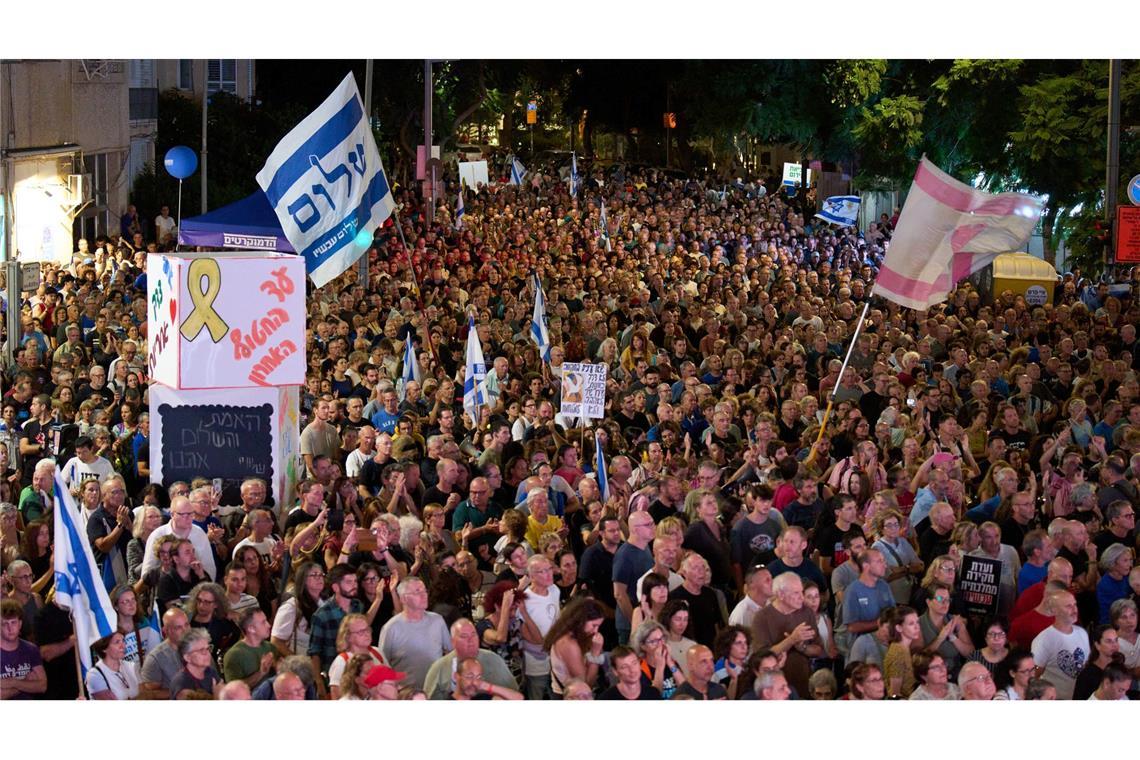 Ermordung Rabins 1995: Zehntausende gedenken in Tel Aviv Schätzungen zufolge beteiligten sich etwa 150.000 Menschen an der Gedenkveranstaltung für den 1995 ermordeten damaligen israelischen Regierungschef Izchak Rabin.