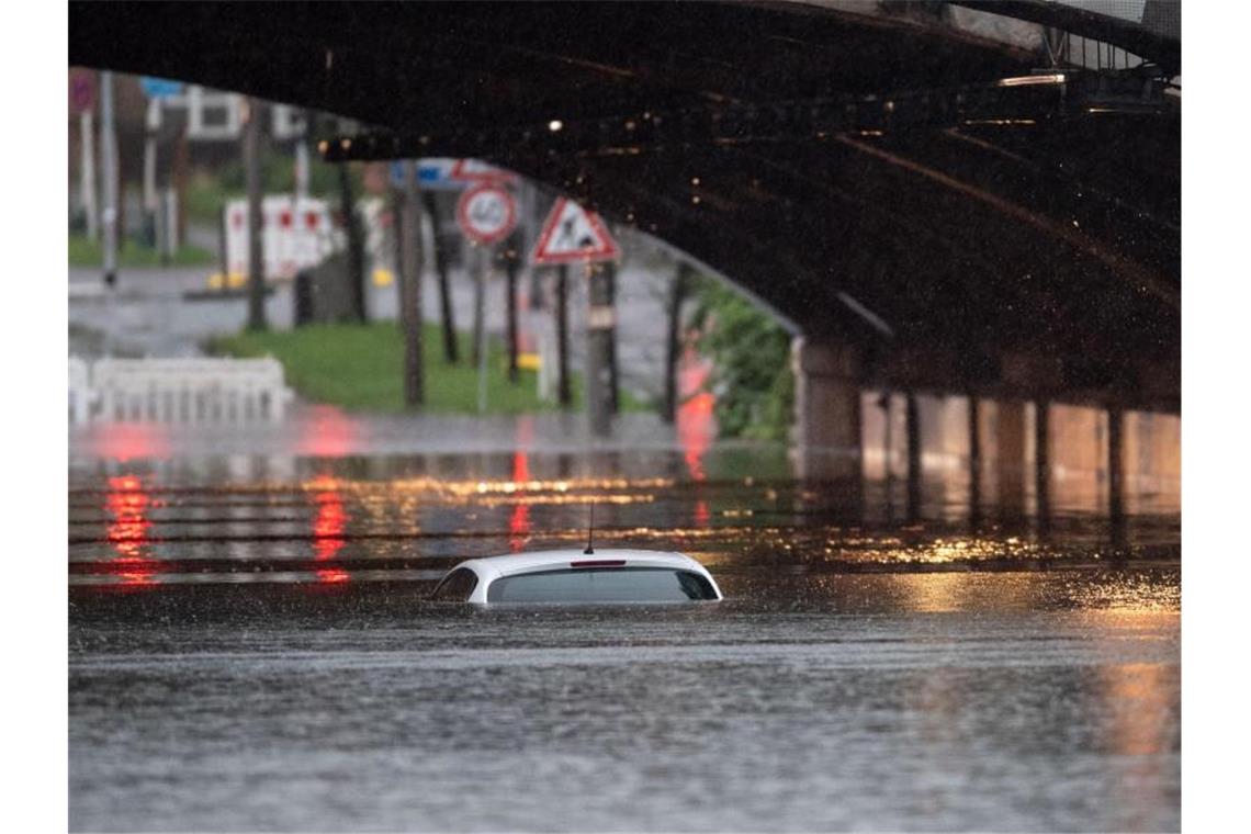 Schätzungen zufolge sind rund 40.000 Kraftfahrzeuge durch die Fluten beschädigt oder zerstört worden. Foto: Marius Becker/dpa