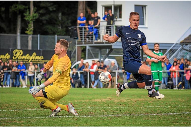 Schaffen Alexander Bretzler (rechts) und der TSV Althütte den ersten Derbysieg gegen Sechselberg (links Dominik Röder)? Foto: Alexander Becher