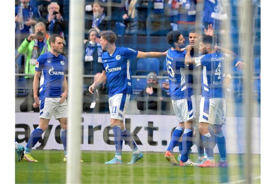 Bremen und Schalke auf Aufstiegskurs - Dämpfer für St. Pauli Schalke 04 drehte das Spiel. Foto: David Inderlied/dpa