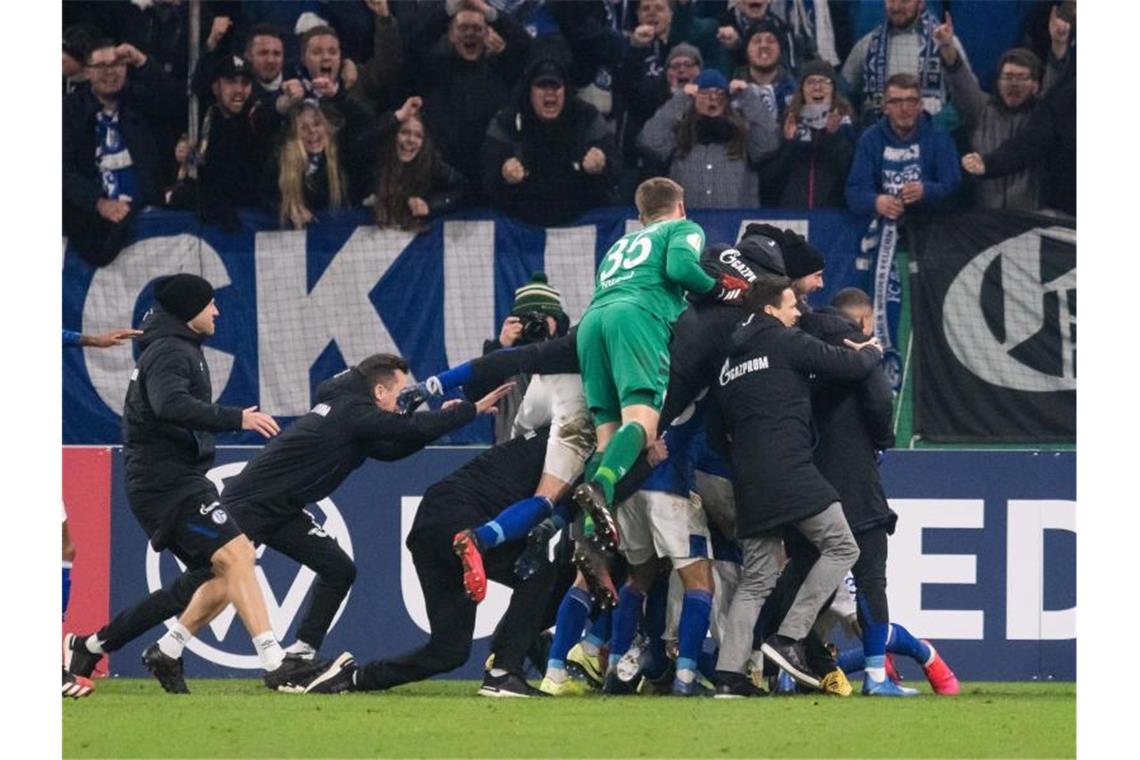 Frankfurt, Düsseldorf, Bremen und Schalke im Viertelfinale Schalke 04 musste gegen Hertha BSC in die Verlängerung. Foto: Bernd Thissen/dpa