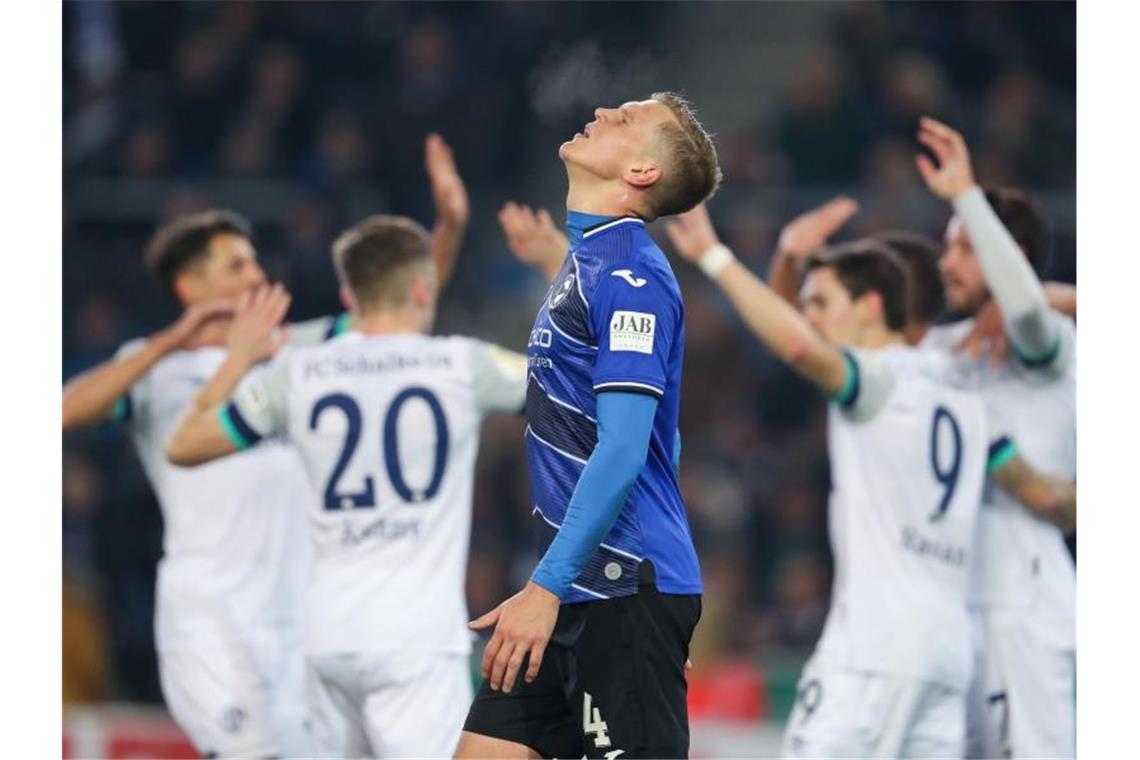 Saarbrücken wirft Köln raus - Bayern wenden Blamage ab Schalke 04 setzte sich bei Zweitligist Bielefeld durch. Foto: Friso Gentsch/dpa