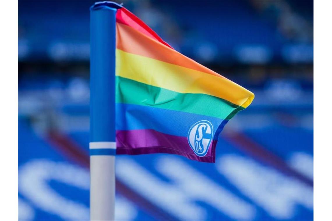 Hertha und Schalke mit Zeichen gegen Rassismus Schalke bekennt sich vor dem Spiel gegen Paderborn gegen Rassismus. Foto: Rolf Vennenbernd/dpa