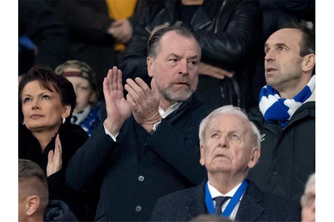 Schalke-Boss Tönnies freut sich über Last-Minute-Sieg Schalke-Boss Clemens Tönnies freute sich in der Veltins Arena über den Sieg seiner Mannschaft. Foto: Bernd Thissen/dpa