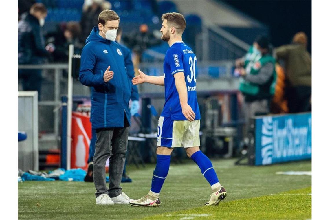 Schalke auch mit Mustafi auf Abstiegskurs Schalke setzte gegen Leipzig gleich auf Neuzugang Shkodran Mustafi (r). Foto: Rolf Vennenbernd/dpa-Pool/dpa