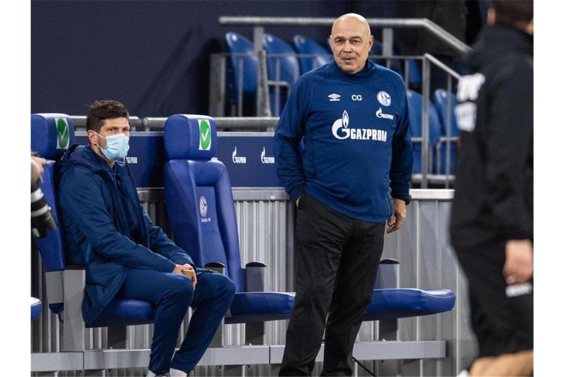 Schalke-Trainer Christian Gross (r) muss weiter auf Klaas-Jan Huntelaar verzichten. Foto: Marius Becker/dpa