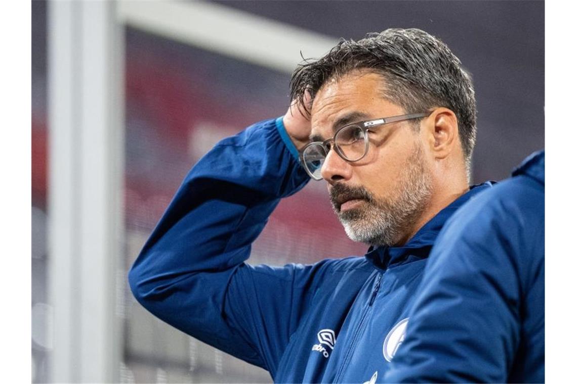 Schalke-Trainer David Wagner steht gegen den SV Werder Bremen gewaltig untrer Erfolgsdruck. Foto: Matthias Balk/dpa