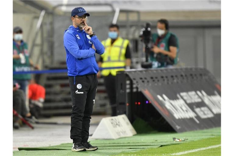 Schalke-Trainer David Wagner verlor mit seinem Team auch in Düsseldorf. Foto: Martin Meissner/AP-Pool/dpa