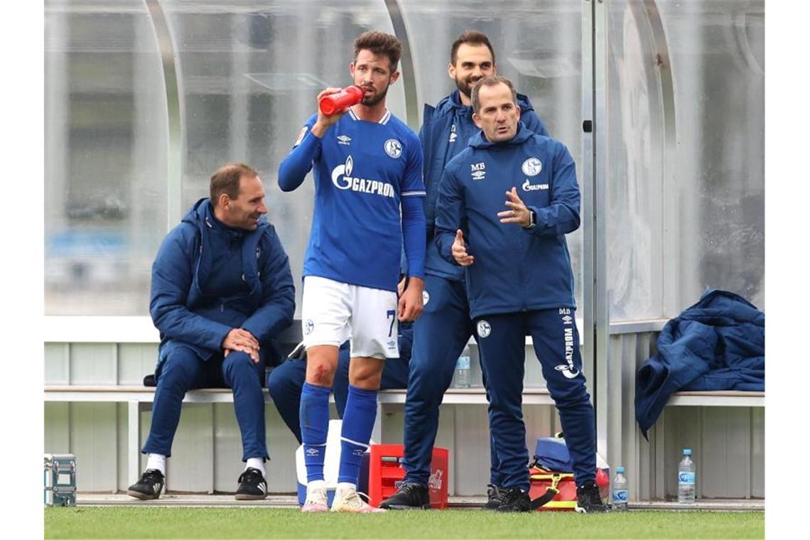 Schalke-Trainer Manuel Baum setzt auf Stürmer Mark Uth. Foto: Guido Kirchner/dpa