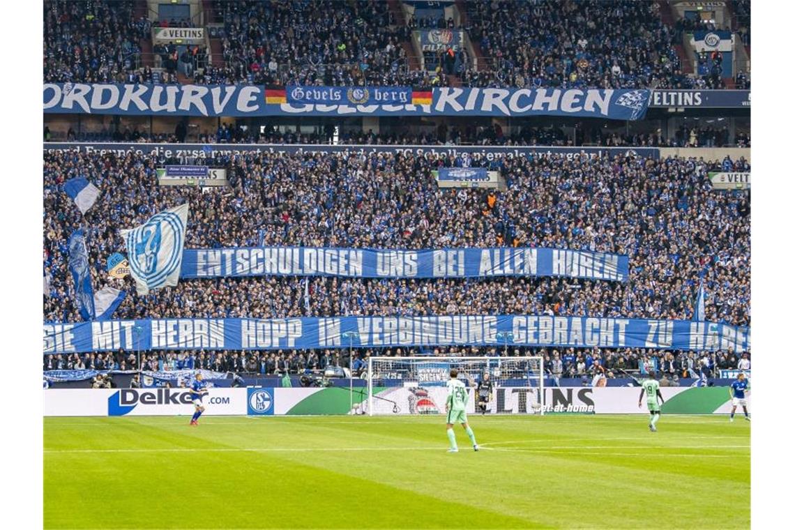 Weitere Fan-Protestbanner beim FC Schalke Schalker Fans zeigen beim Spiel gegen Hoffenheim ein Hopp-kritischen Banner. Foto: David Inderlied/dpa