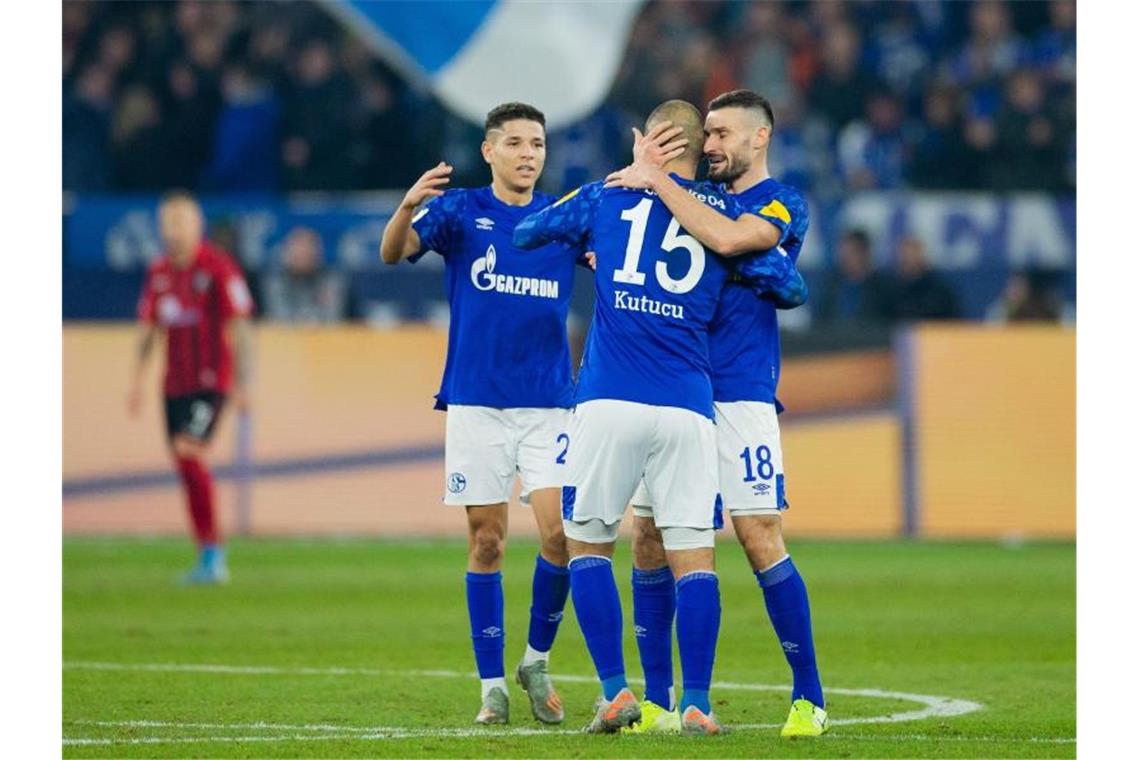 Leipzig ist Herbstmeister - FC Bayern mit späten Toren Schalkes Ahmed Kutucu (M) freut sich mit Amine Harit (l) und Daniel Caligiuri über sein Tor zum 2:2. Foto: Rolf Vennenbernd/dpa