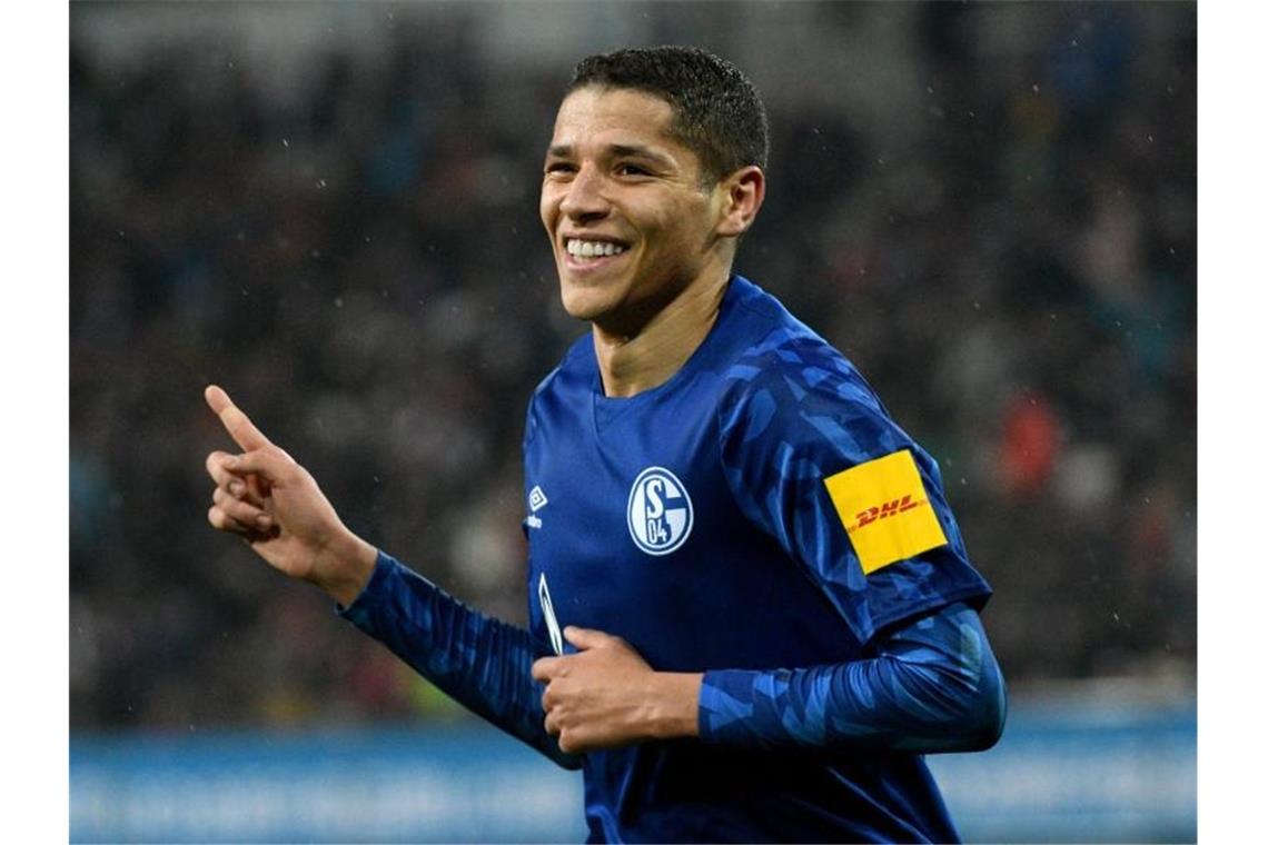 Schalke jubelt nach Harits spätem Siegtor in Augsburg Schalkes Amine Harit jubelt nach seinem Treffer zum 3:2-Sieg beim FC Augsburg. Foto: Stefan Puchner/dpa