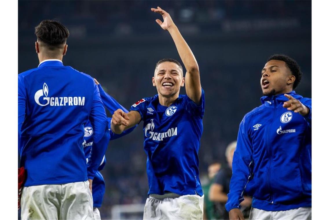 Schalkes Amine Harit (M) jubelt nach dem Schlusspfiff. Foto: David Inderlied