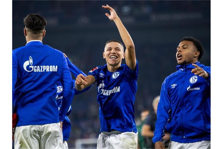 Schalkes Amine Harit (M) jubelt nach dem Schlusspfiff. Foto: David Inderlied