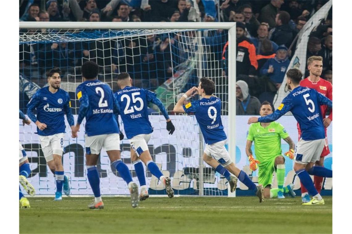 Schalkes Benito Raman (M/9) jubelt mit seinen Teamkameraden über seinen Treffer zum 1:0 gegen Union Berlin. Foto: Bernd Thissen/dpa