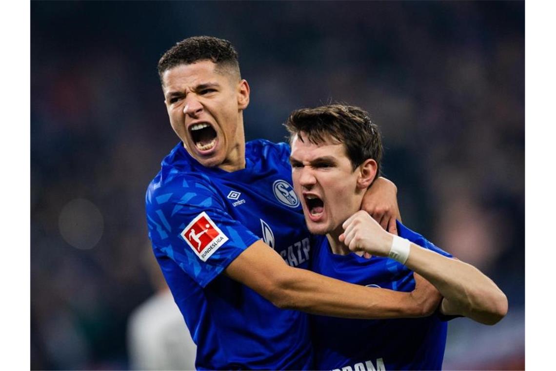 Raman trifft, Nübel sieht Rot: Schalke bleibt vor den Bayern Schalkes Benito Raman (r) freut sich mit Amine Harit über sein Tor zum 1:0. Foto: Rolf Vennenbernd