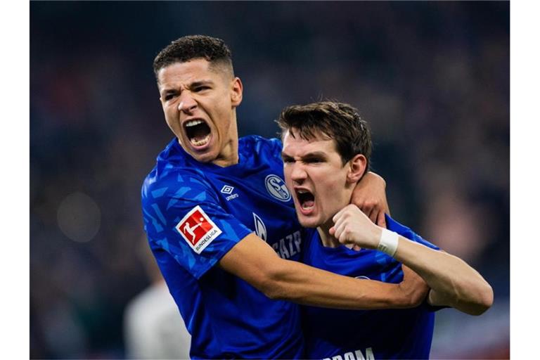 Schalkes Benito Raman (r) freut sich mit Amine Harit über sein Tor zum 1:0. Foto: Rolf Vennenbernd