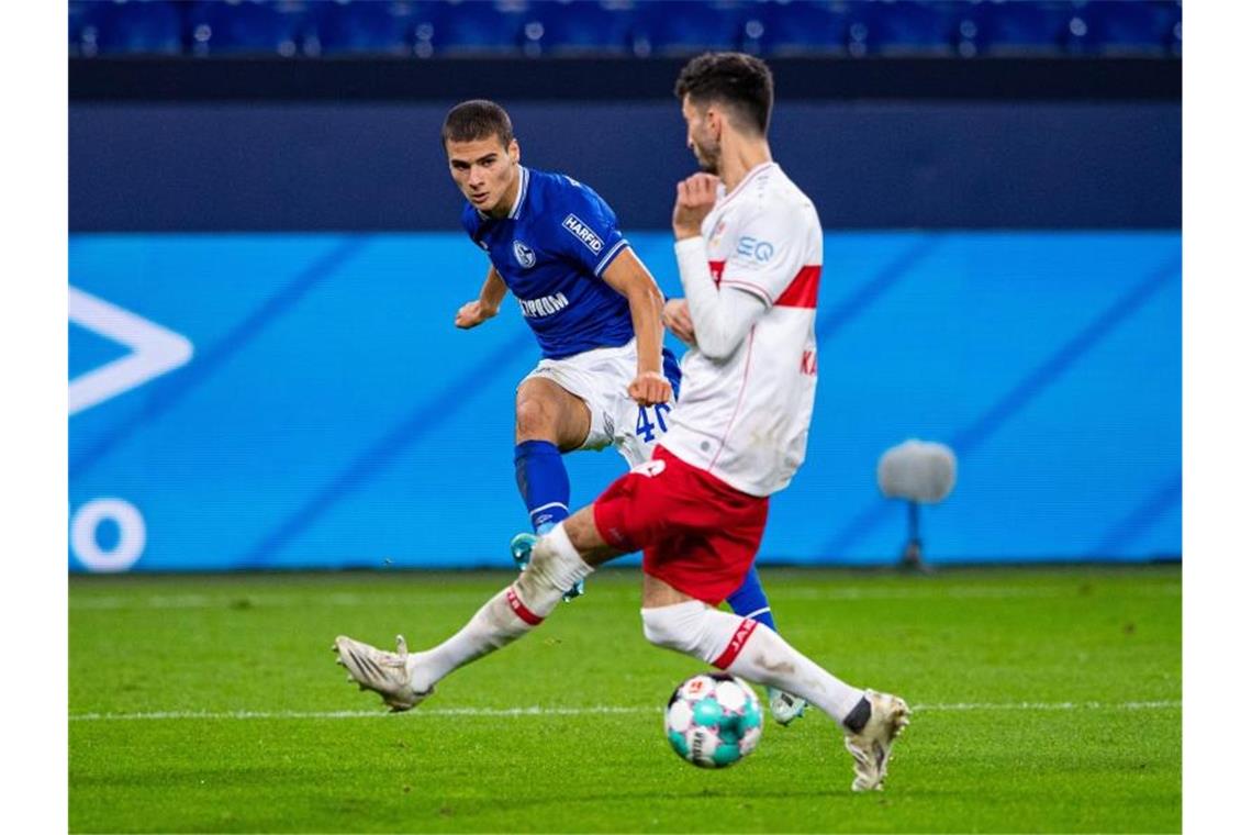 Schalkes Can Bozdogan (l) und Stuttgarts Atakan Karazor kämpfen um den Ball. Foto: Guido Kirchner/dpa