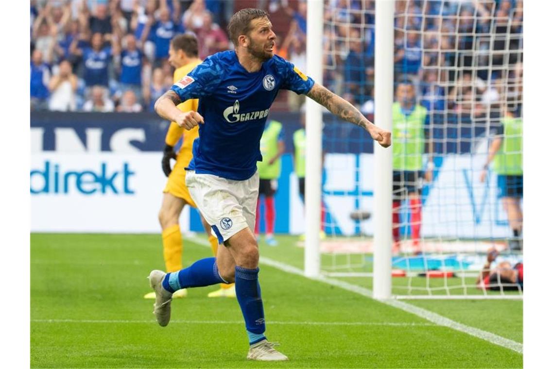 Dortmund patzt, Bayern mit Kantersieg, Schalke jubelt Schalkes Guido Burgstaller bejubelt das Tor zum 2:0. Foto: Federico Gambarini