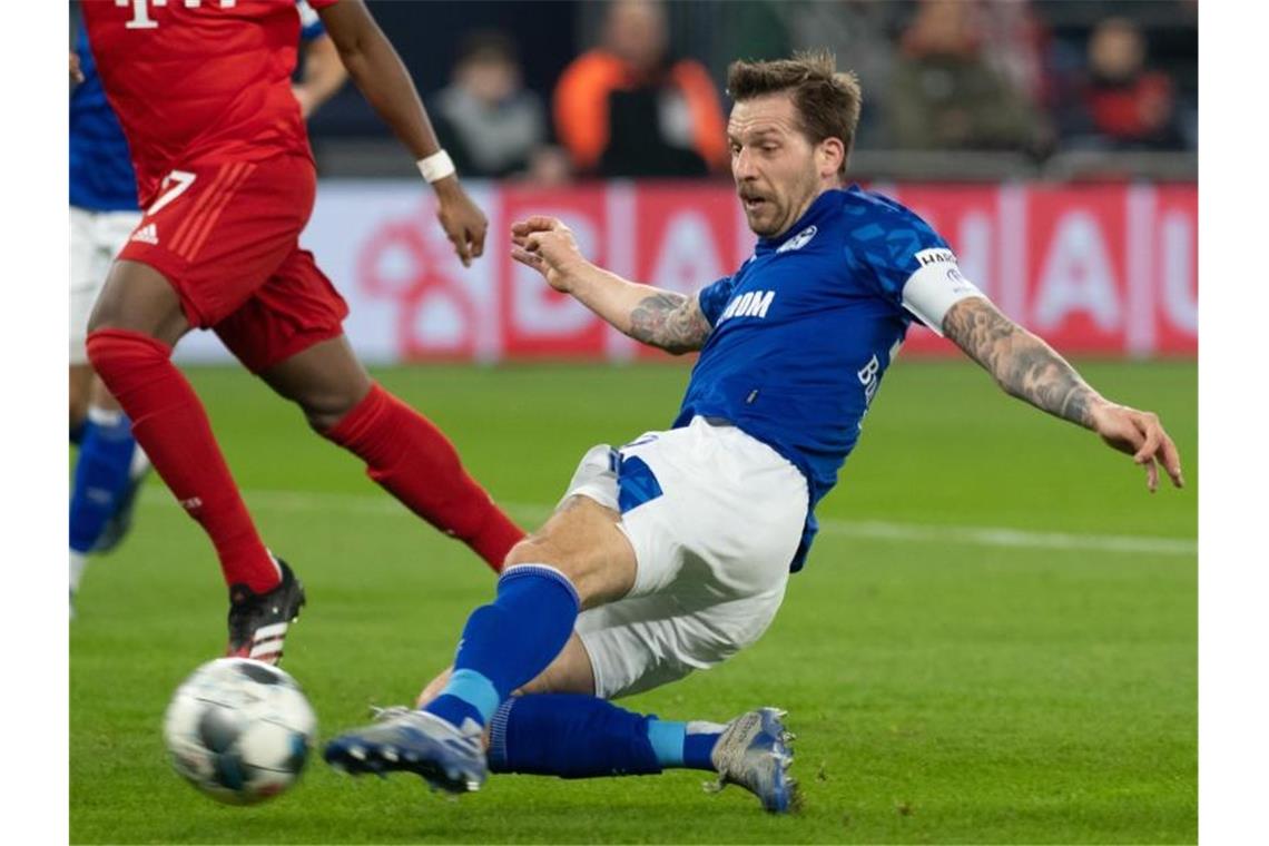 Schalkes Guido Burgstaller erzielt ein Abseits-Tor. Foto: Bernd Thissen/dpa