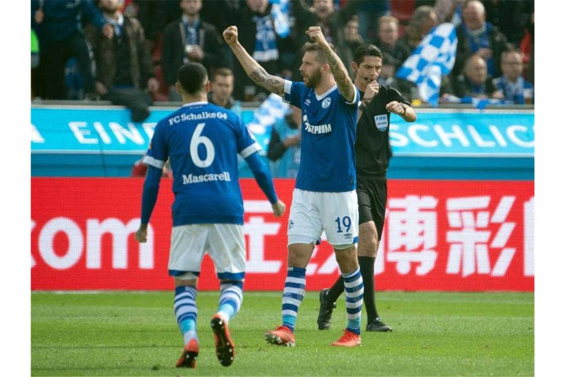 Schalkes Guido Burgstaller (M) bejubelt sein Tor zum 1:1, nachdem Schiedsrichter Denis Aytekin (r) den Treffer nach Video-Beweis gibt. Foto: Federico Gambarini