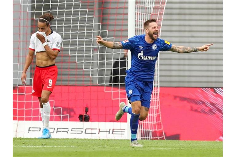 Schalkes Guido Burgstaller (r) jubelt nach dem Tor zum 0:1 durch seinen Teamkollegen Sane. Foto: Jan Woitas