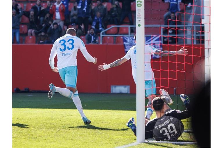 Schalkes Malick Thiaw (l) bejubelt sein Tor zum zwischenzeitlichen 2:0. Foto: Matthias Balk/dpa