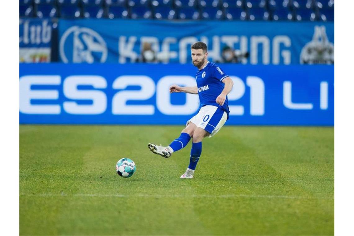 Schalkes Neuzugang Shkodran Mustafi spielt den Ball. Foto: Rolf Vennenbernd/dpa-Pool/dpa