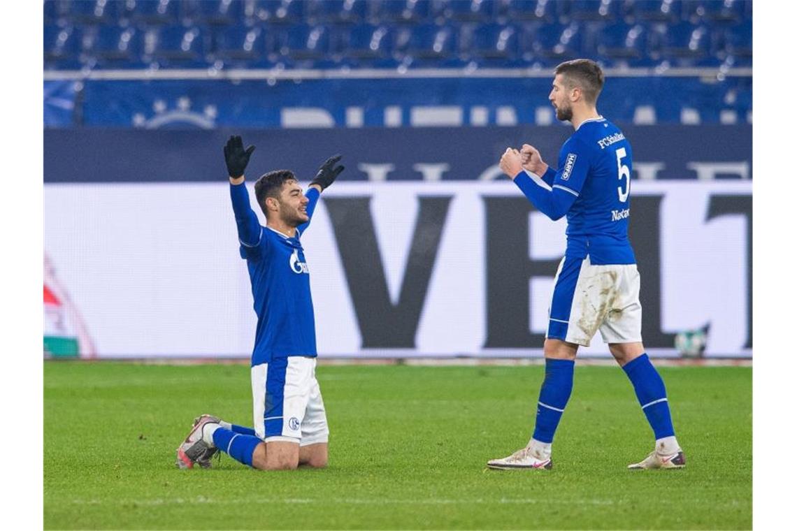 Schalkes Ozan Kabak (l) und Matija Nastasic jubeln nach dem Schlusspfiff. Foto: Guido Kirchner/dpa