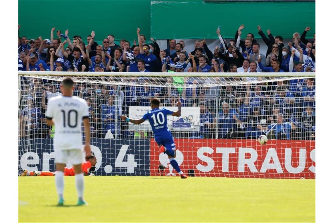 Schalkes Rodrigo Salazar jubelt nach einem Tor vor den eigenen Fans. Foto: Philipp von Ditfurth/dpa