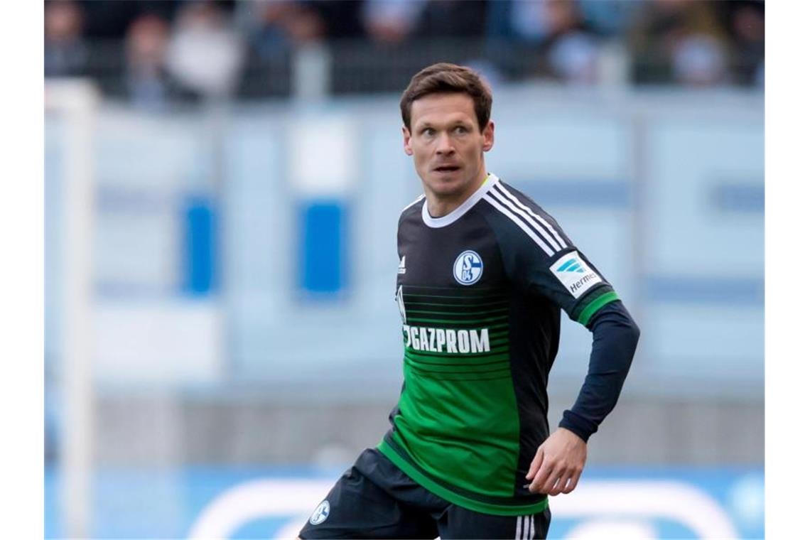 Schalkes Sascha Riether spielt den Ball. Foto: Thomas Eisenhuth/Archivbild